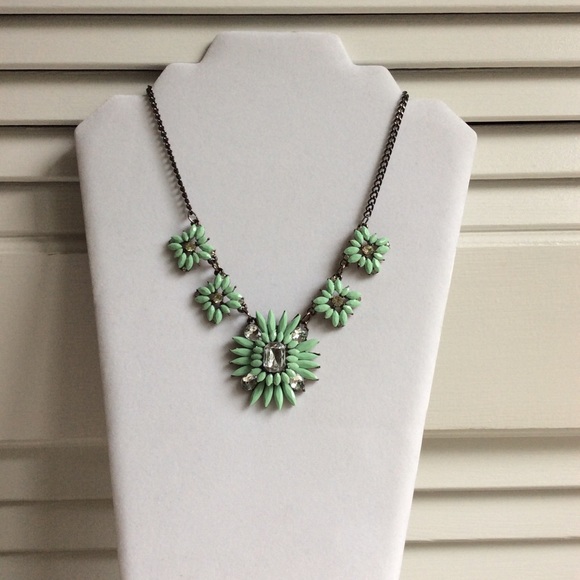 Statement Necklace w/Mint Green Flowers & Stones. - Picture 6 of 8